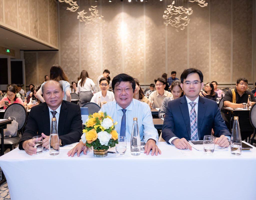 Khách mời tại bàn chủ tọa hội thảo